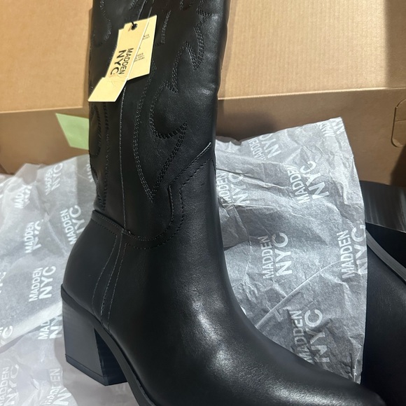 Elegant Black Leather Heeled Boots - Picture 8 of 8